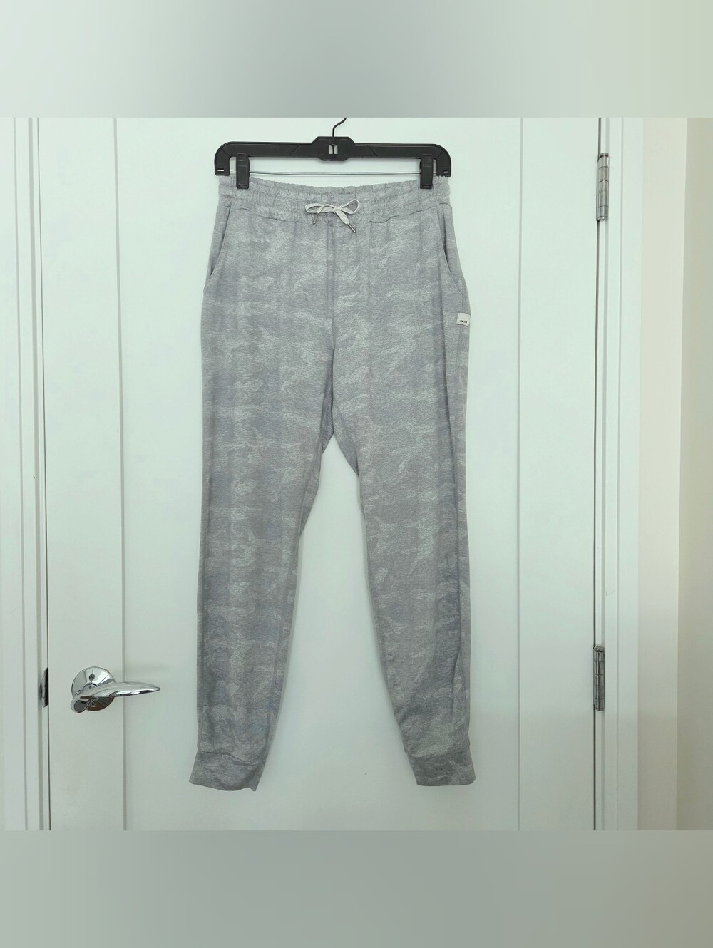 Vuori Women's Performance Joggers (LONG) - Pale Heather Camo - Small - VW303-L